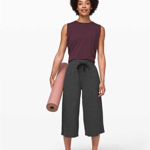 Lululemon Retreat Yourself Crop Size 4 - Picture 1 of 5